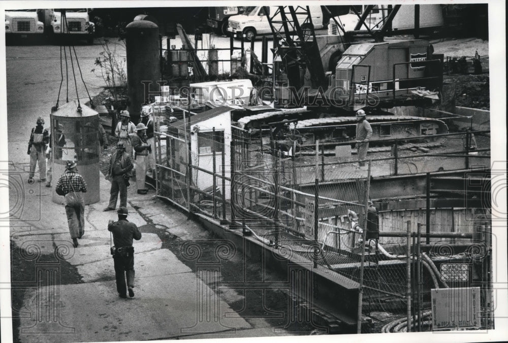 1989 Press Photo Workers in a steel basket entered the Menomonee Sewer Tunnel- Historic Images