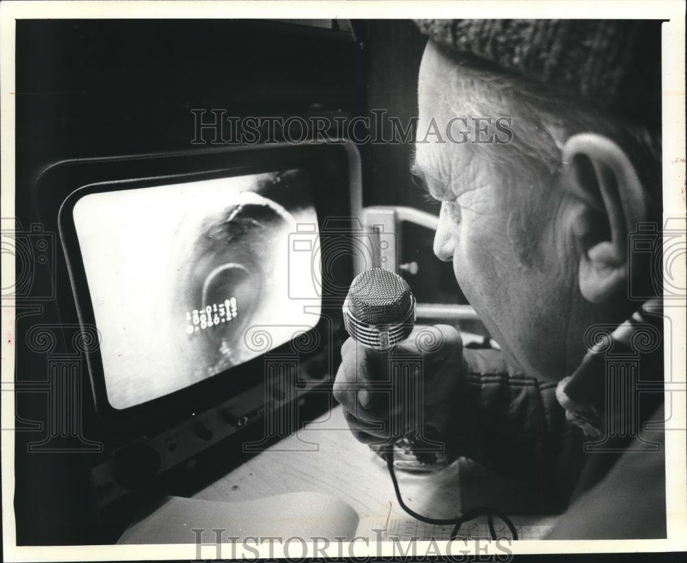 1981 Press Photo Donald Bodine monitors a video in the Milwaukee Sewers- Historic Images