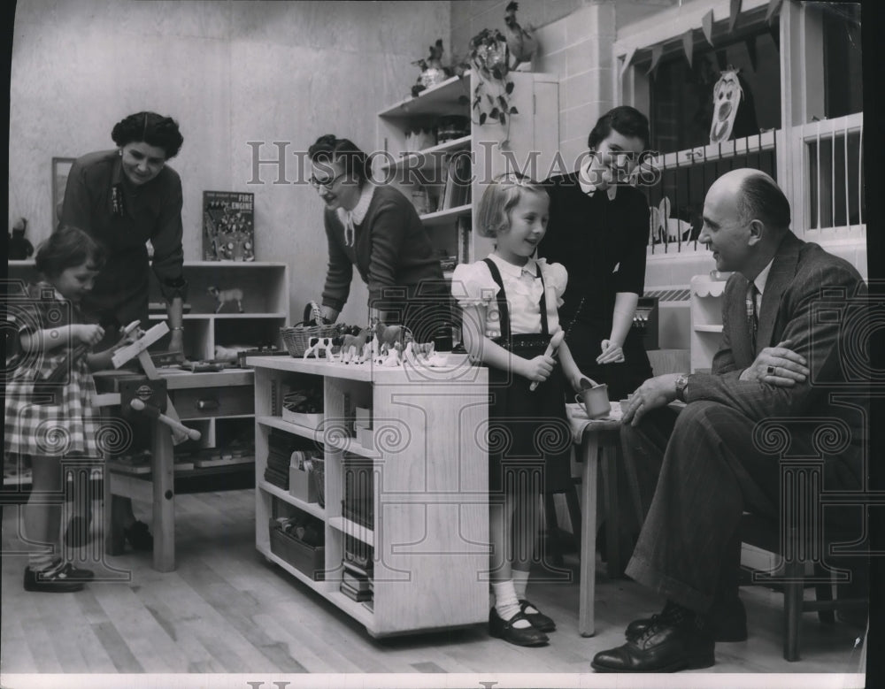 1953 Press Photo 35th Street School open house in Milwaukee, Wisconsin.- Historic Images