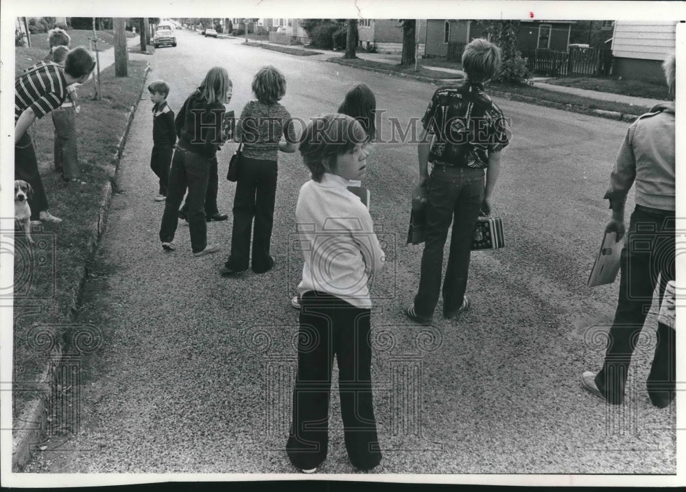 1976 Press Photo Children wait for bus to go to Lloyd Street School in Milwaukee- Historic Images