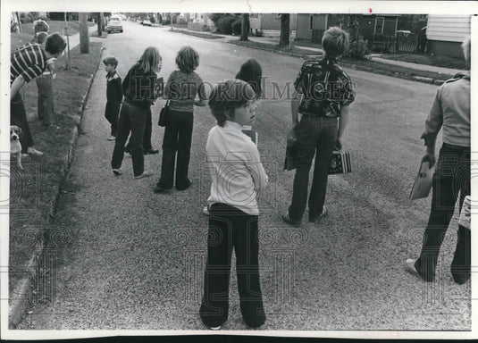 1976 Press Photo Children wait for bus to go to Lloyd Street School in Milwaukee- Historic Images