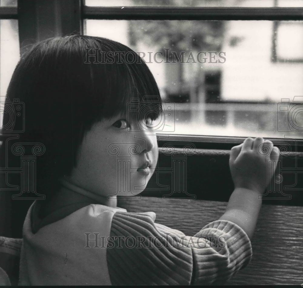 1988 Press Photo Maysee Song, taking trial ride on school bus, Milwaukee.- Historic Images