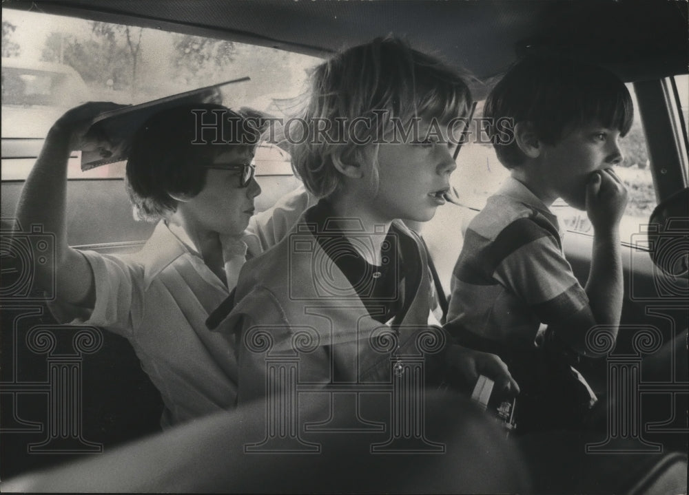 1976 Press Photo Car ride to an Inner City School in Milwaukee.- Historic Images