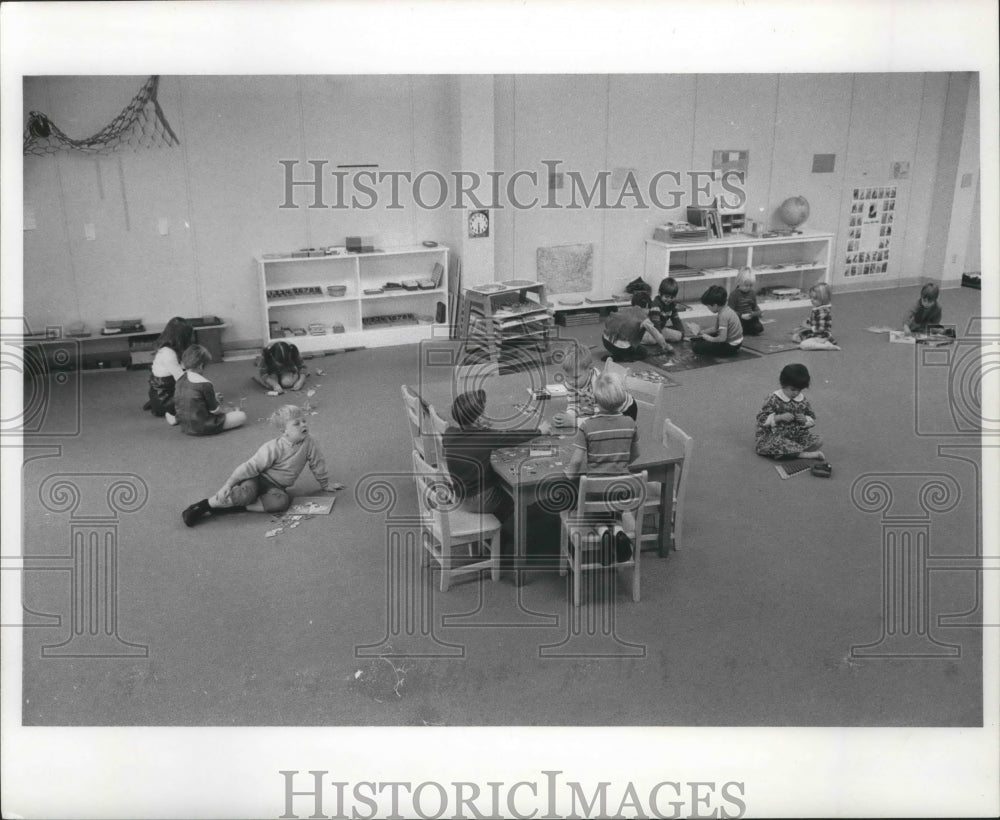 1971 Press Photo Kids playing inside Montessori School. - mjb52824