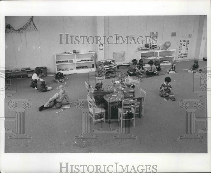 Load image into Gallery viewer, 1971 Press Photo Kids playing inside Montessori School. - mjb52824
