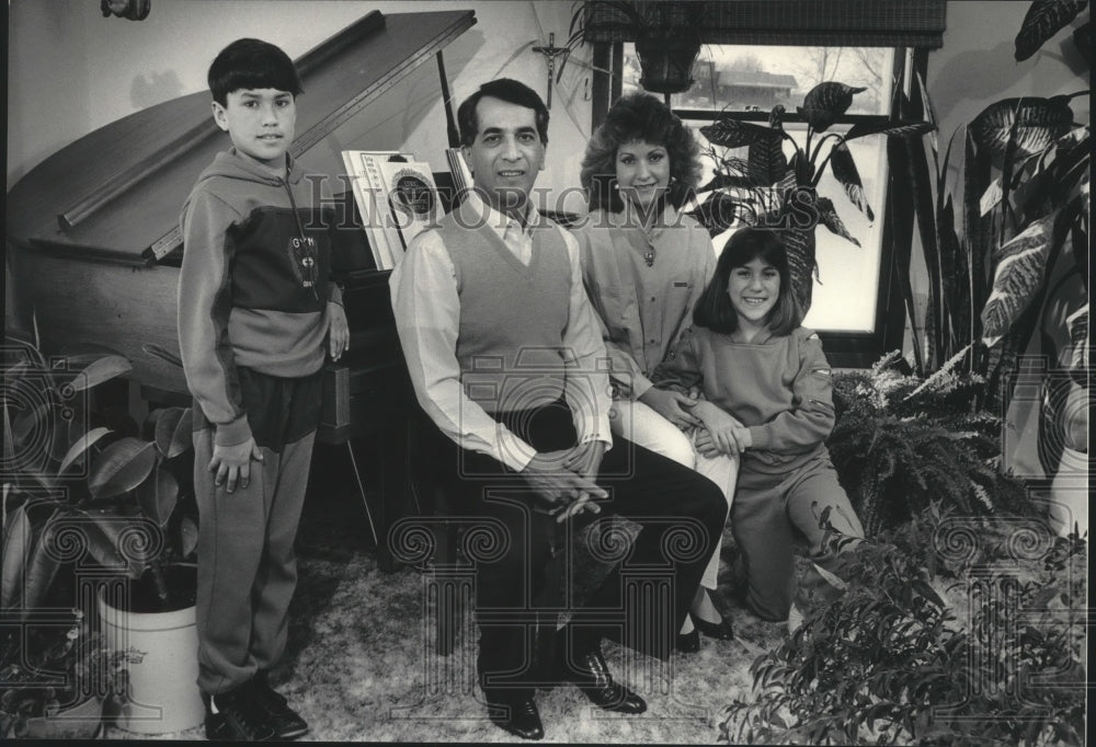 1986 Press Photo Joseph Monreal and family shown in his home, Muskego.- Historic Images