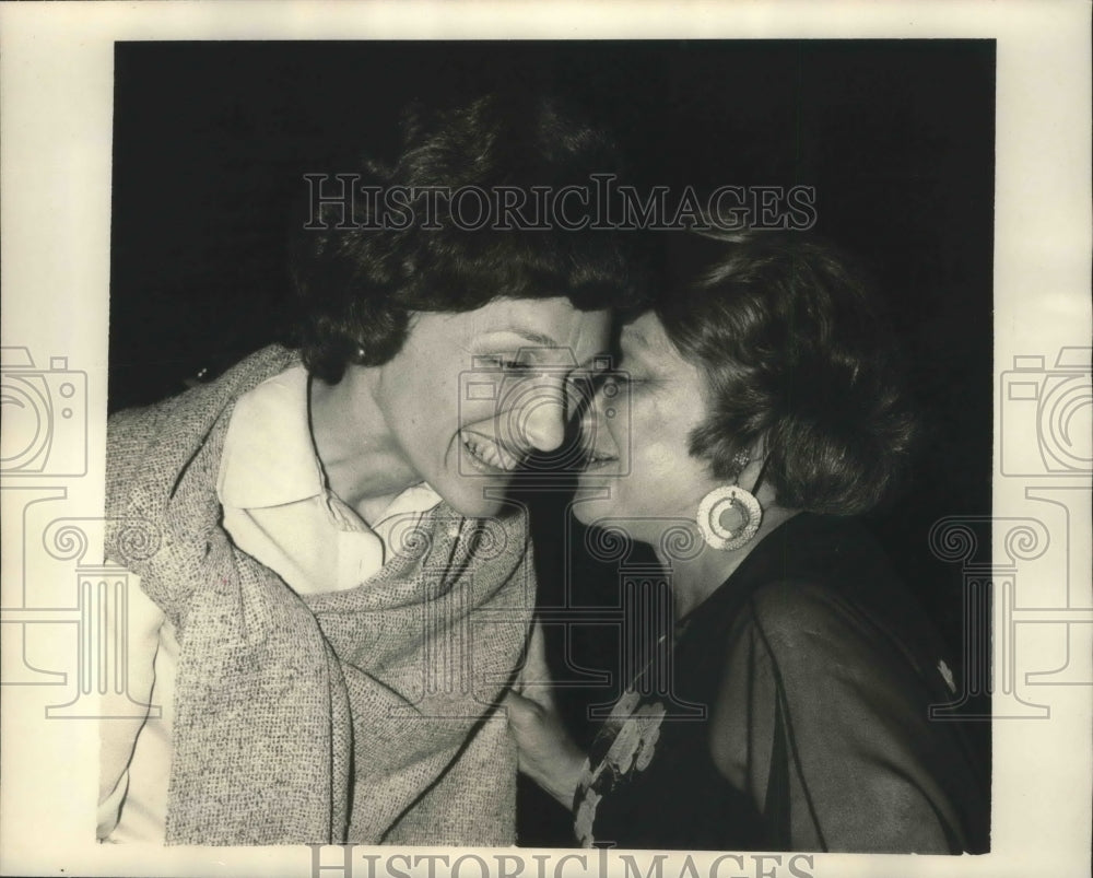 1977 Press Photo Mrs. Joan Mondale and Betty Friedan at Girl Scout benefit, NYC- Historic Images