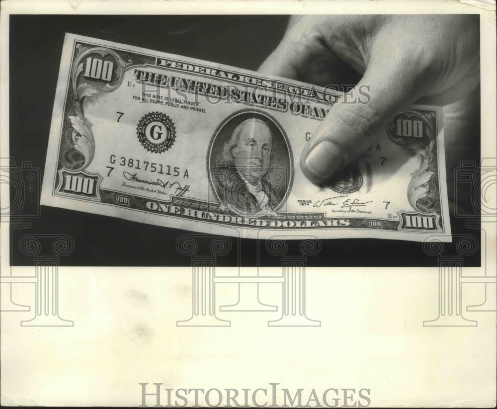 1977 Press Photo The $100 bill: a growth industry? - mjb53032