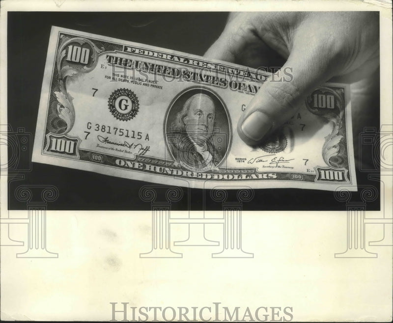 Load image into Gallery viewer, 1977 Press Photo The $100 bill: a growth industry? - mjb53032
