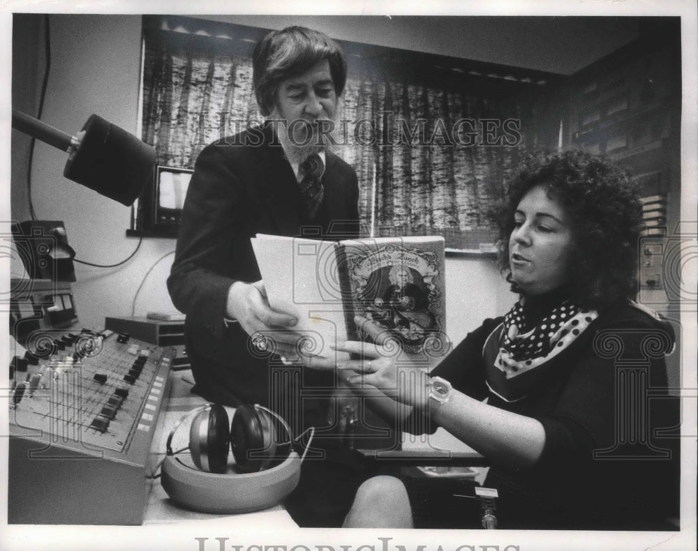 1974 Press Photo Russ Molloy and Claudia Burns look through book at FM station.