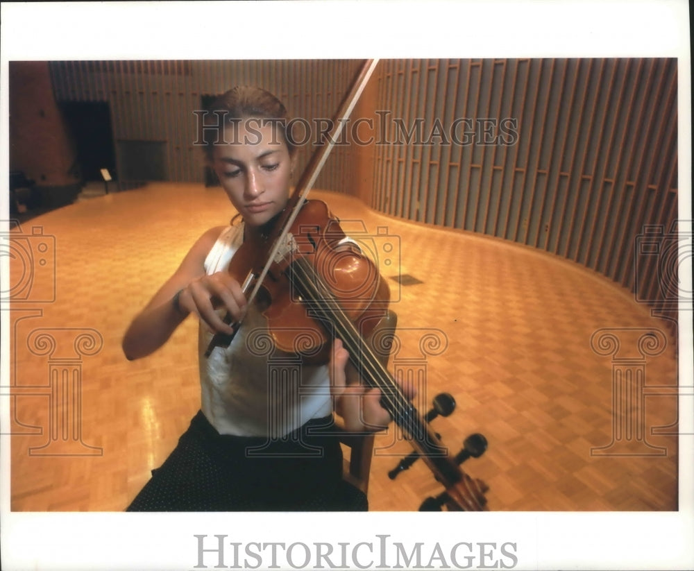 1994 Press Photo Claudia Moreno, practices her violin in recital hall, Wisconsin- Historic Images