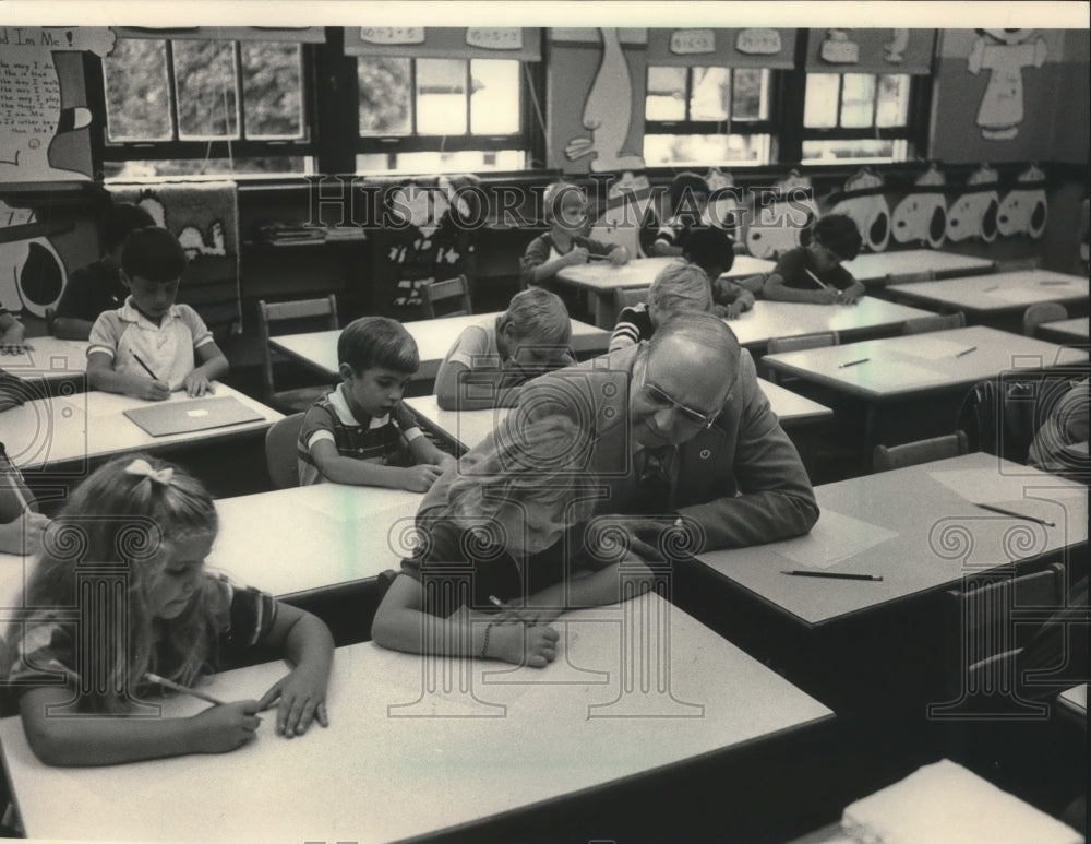 1983 Press Photo Lee McMurrin visits Greenfield Elementary School in Milwaukee.- Historic Images