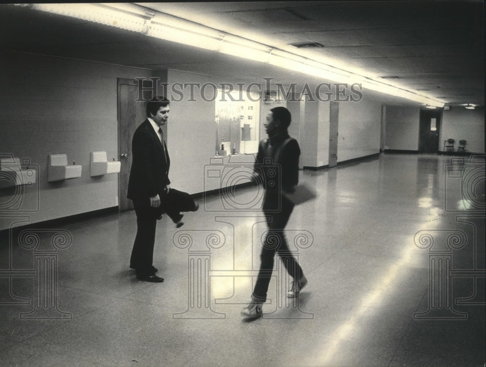 1985 Press Photo Dennis Schumacher Principal of Parkman Middle School Wisconsin- Historic Images