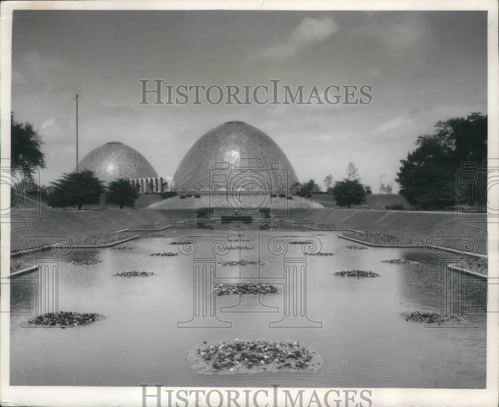 1965 Press Photo Milwaukee&#39;s Mitchell park domes set in the botanical gardens.- Historic Images