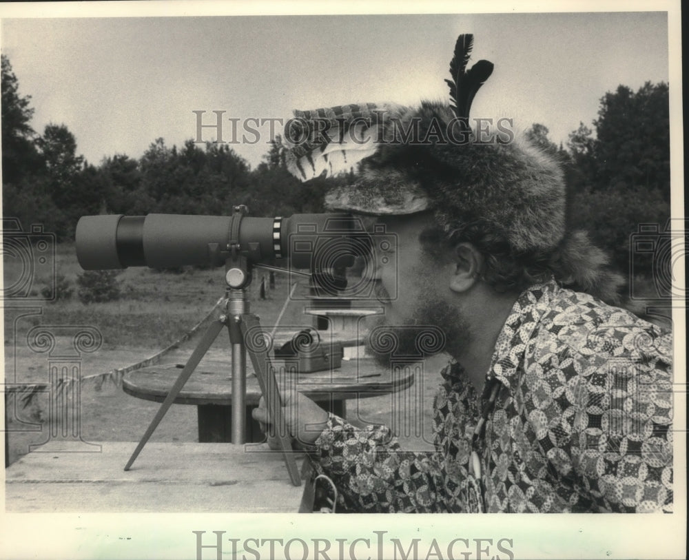 1983 Press Photo Gary Fergon uses a spotterscope to check target hits, Minnesota- Historic Images