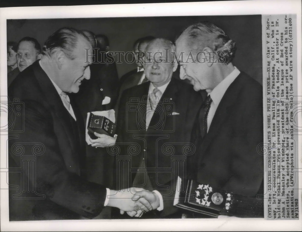 1963 Press Photo Norway King Olav congratulates Noble Peace Prize winner in CA