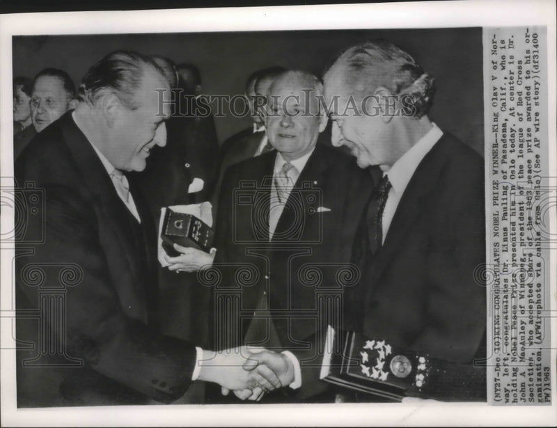 Load image into Gallery viewer, 1963 Press Photo Norway King Olav congratulates Noble Peace Prize winner in CA
