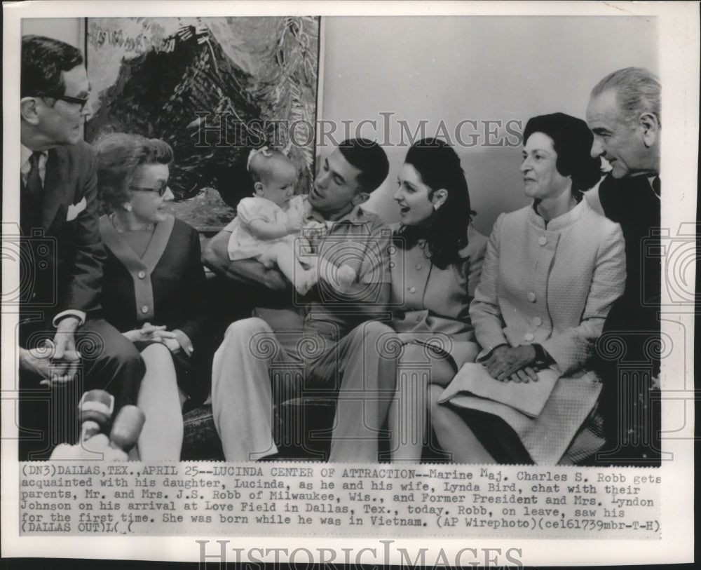 1969 Press Photo Major Charles S. Robb Meets Daughter, Lucinda, Milwaukee- Historic Images