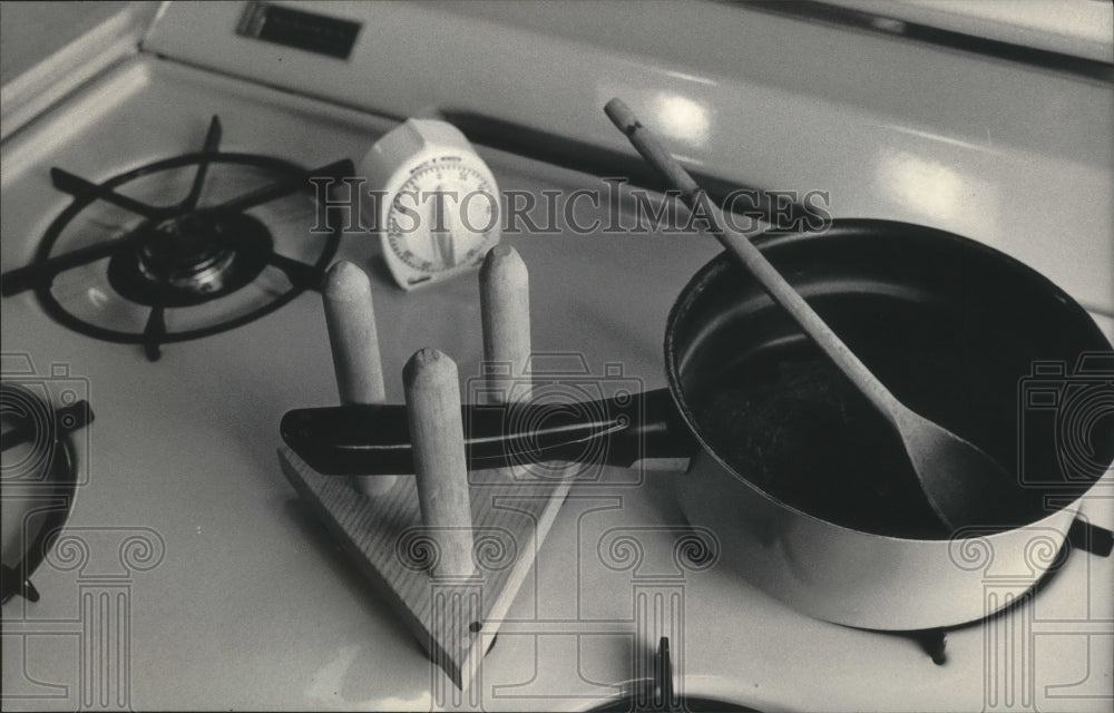 1983 Press Photo William Szyjakowski displays handicapped handle for bakeware