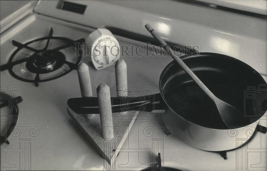 1983 Press Photo William Szyjakowski displays handicapped handle for bakeware