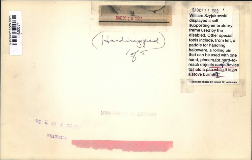 1983 Press Photo William Szyjakowski displays handicapped handle for bakeware