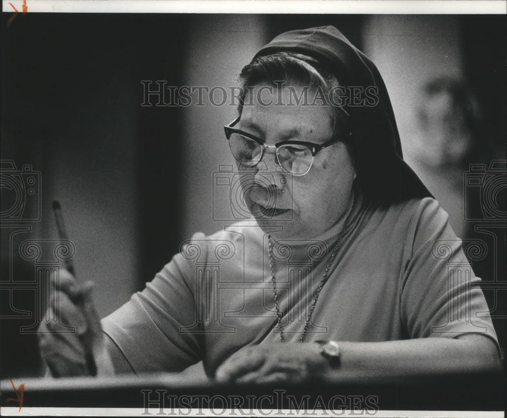 1978 Press Photo Nun Clara Han teaches Chinese calligraphy at Cardinal College- Historic Images