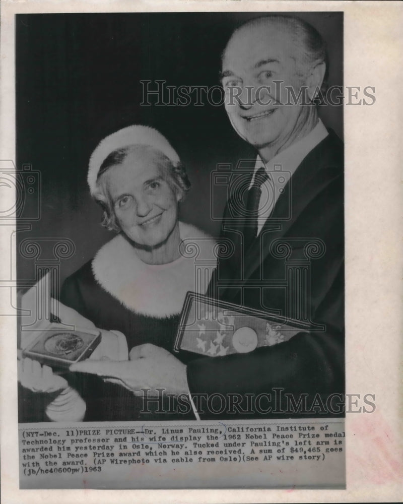 1963 Press Photo Dr Linus Pauling &amp; wife, Nobel Peace Prize 1962, Oslo Norway