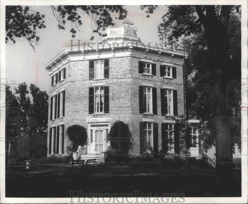 Load image into Gallery viewer, 1967 Press Photo The Octagon House in Watertown - mjb53761
