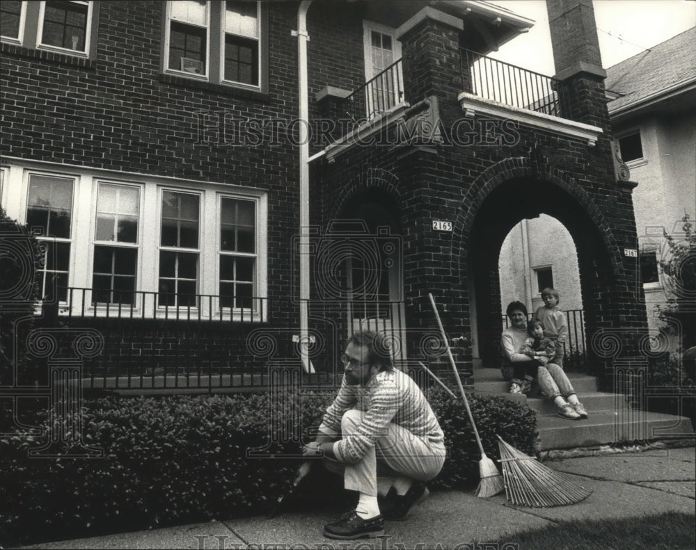 1990 Press Photo Rick Sandvig &amp; family&#39;s duplex, Washington Heights Milwaukee- Historic Images