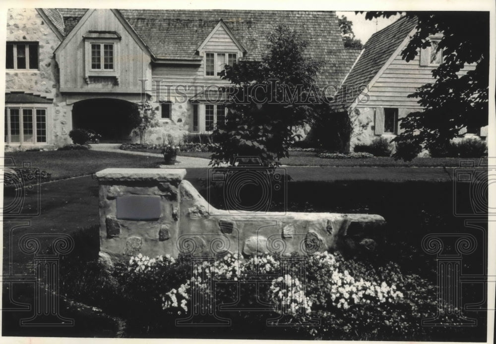 1990 Press Photo Stennett home in summer, colorful with flowers, Milwaukee.- Historic Images