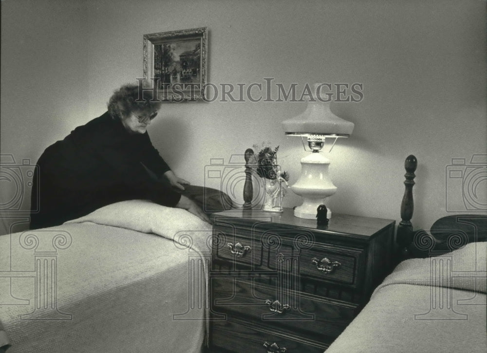 1986 Press Photo Gertrude Stovich touching up a bedroom at Honey Lane Manor.- Historic Images