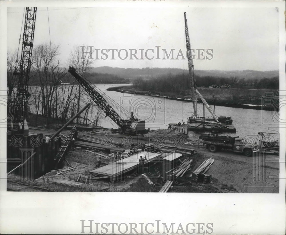 1964 Press Photo Construction of foot spans for interstate 94 highway, Wisconsin
