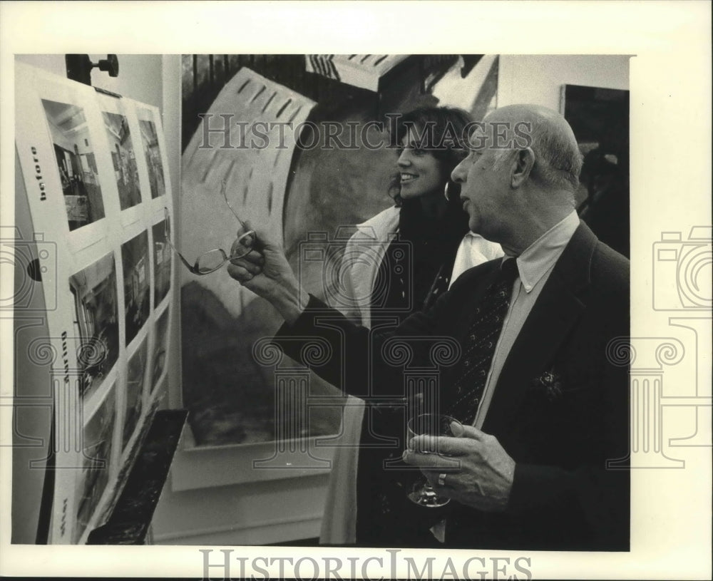 1986 Press Photo Kathy Friend and Robert Hickok look at photo&#39;s, Milwaukee.- Historic Images