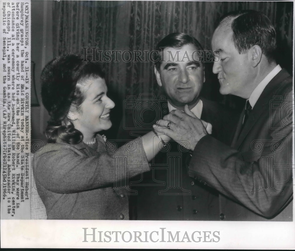 1966 Press Photo Ambassador&#39;s wife greeted, Vice-President Humphrey, Washington.- Historic Images