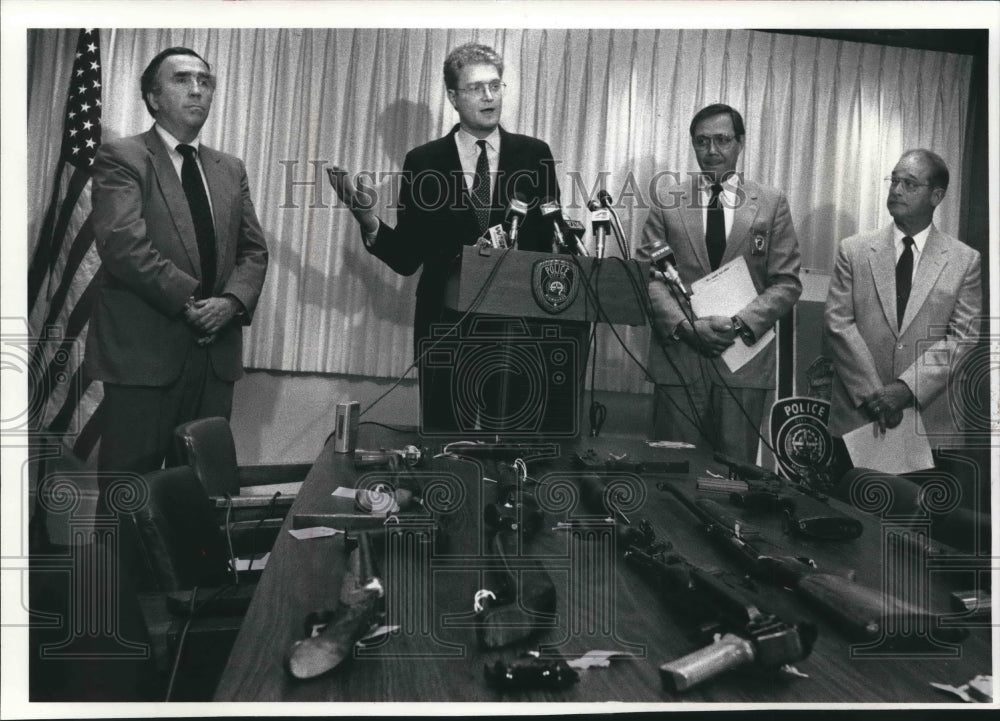 1990 Press Photo Mayor John Norquist speaking to press, Milwaukee, Wiscosnin- Historic Images