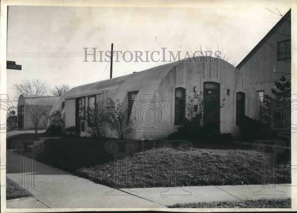 1941 Press Photo A "igloo" home built by "blowing" concrete on wire, Milwaukee.