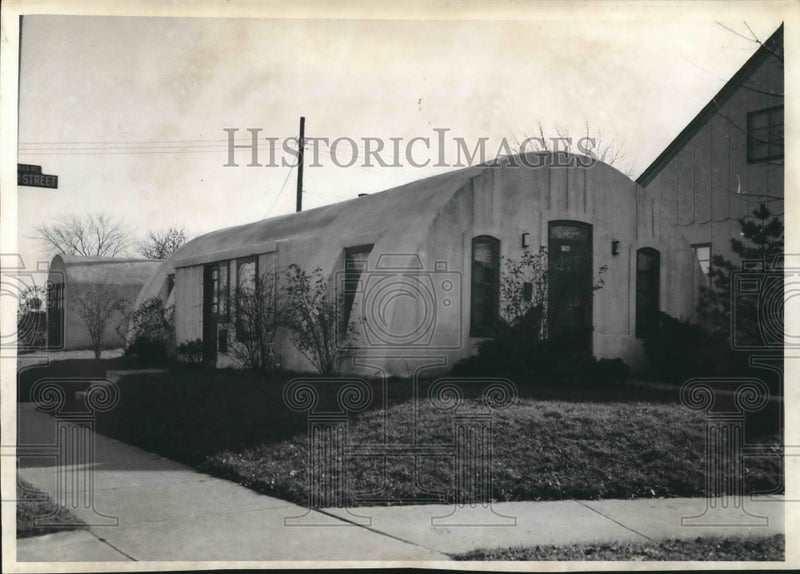Load image into Gallery viewer, 1941 Press Photo A "igloo" home built by "blowing" concrete on wire, Milwaukee.
