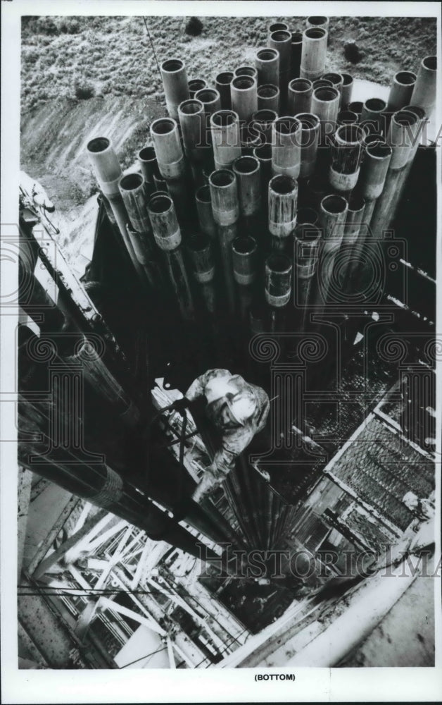 1983 Press Photo Aminoil employee works 90 feet above drilling rig, Wyoming.