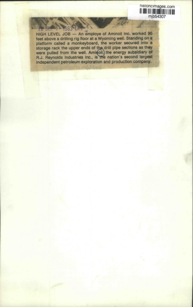 1983 Press Photo Aminoil employee works 90 feet above drilling rig, Wyoming.