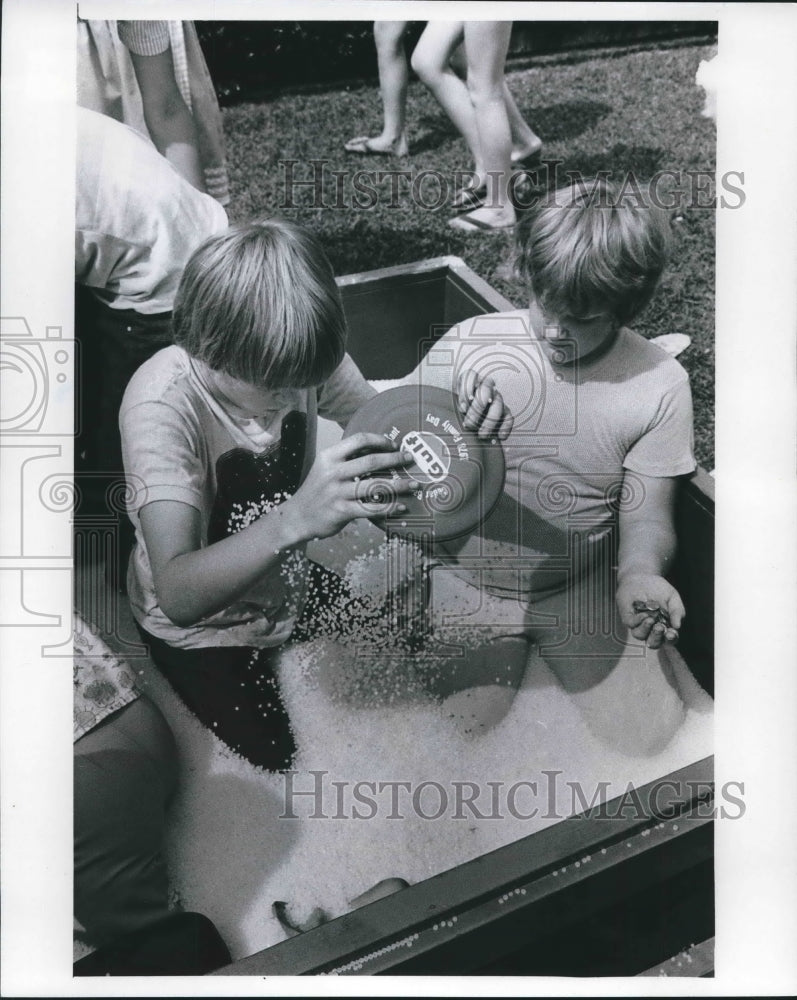 1978 Press Photo Gulf Oil employees' children & polyethylene plastic pellets
