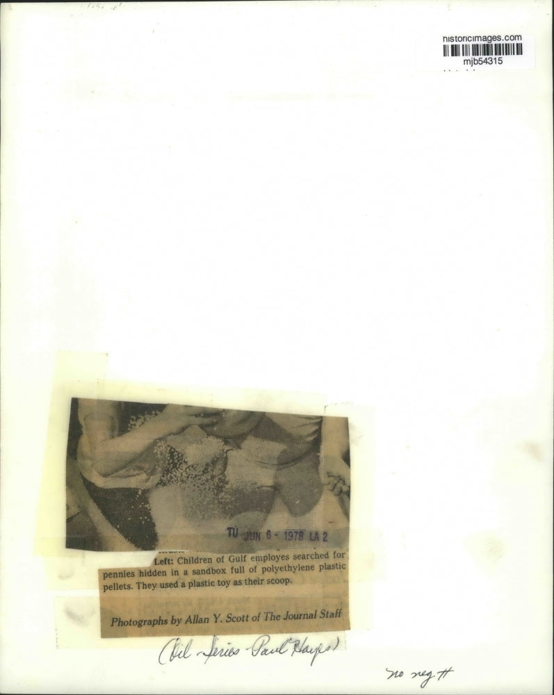 1978 Press Photo Gulf Oil employees' children & polyethylene plastic pellets