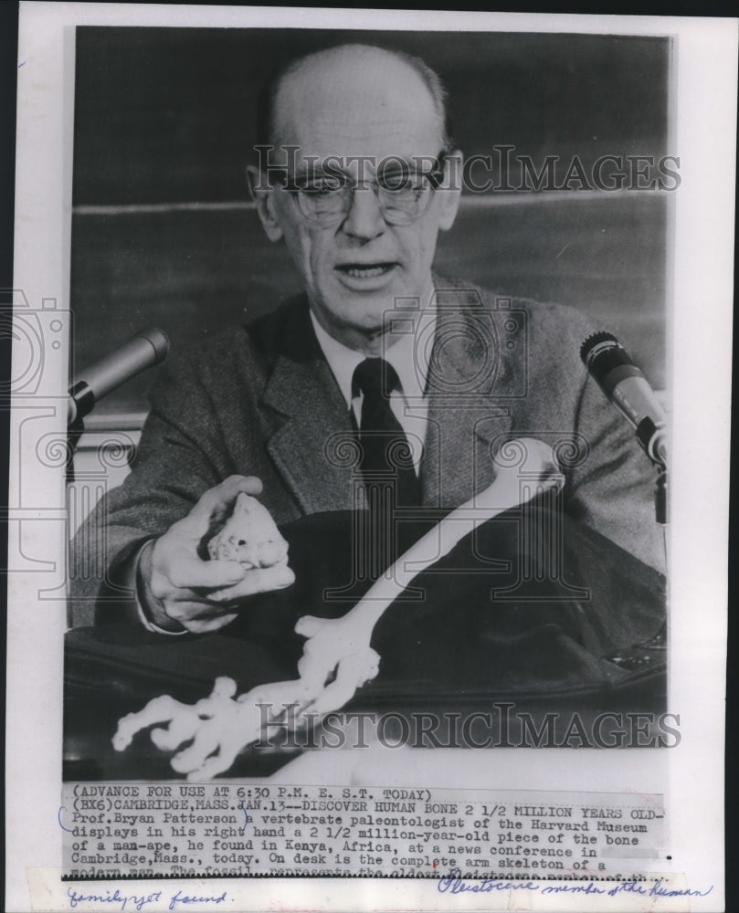 1967 Press Photo Harvard Professor Bryan Patterson displays bones found in Kenya- Historic Images