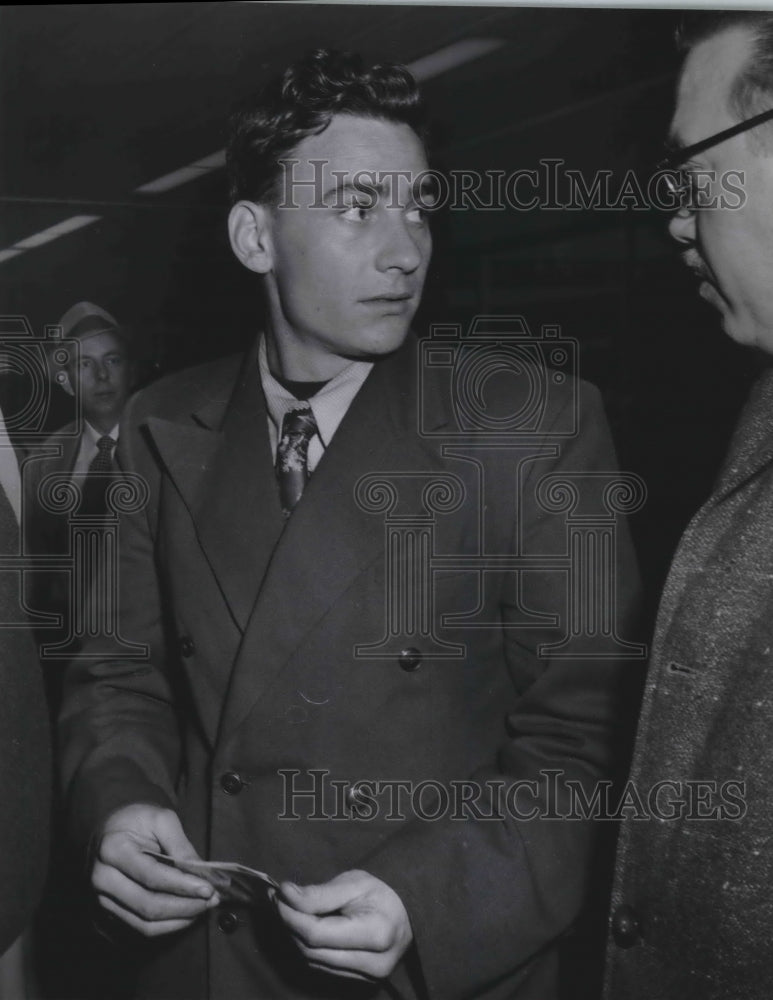 Load image into Gallery viewer, 1956 Press Photo Arley Pate Turncoat prisoner of KW - mjb54346
