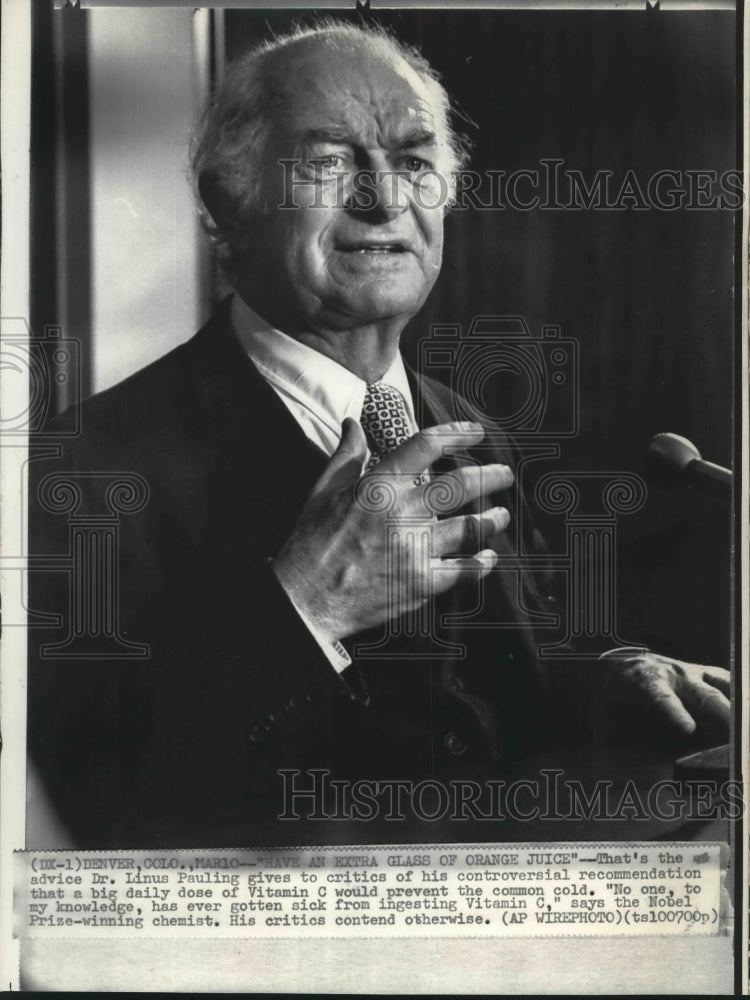 1971 Press Photo Nobel Prize winning chemist Linus Pauling says drink Vitamin C- Historic Images