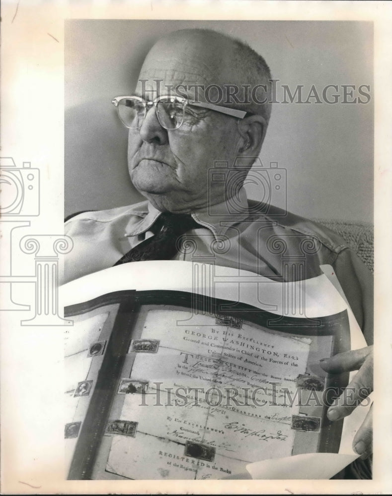 1964 Press Photo Roger Patterson holds document signed by George Washington- Historic Images