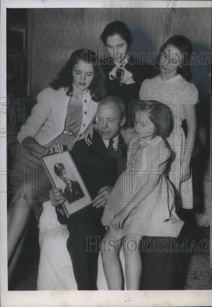 1945 Press Photo Robert Patterson shares photo with his family - mjb54467- Historic Images