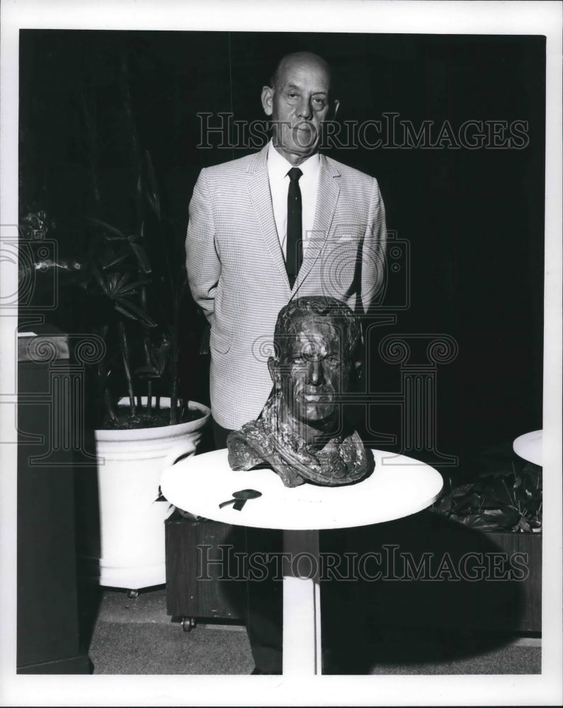 Load image into Gallery viewer, 1966 Press Photo Major Gen. Bruce Easley stands by Alan Shepard bust in Florida
