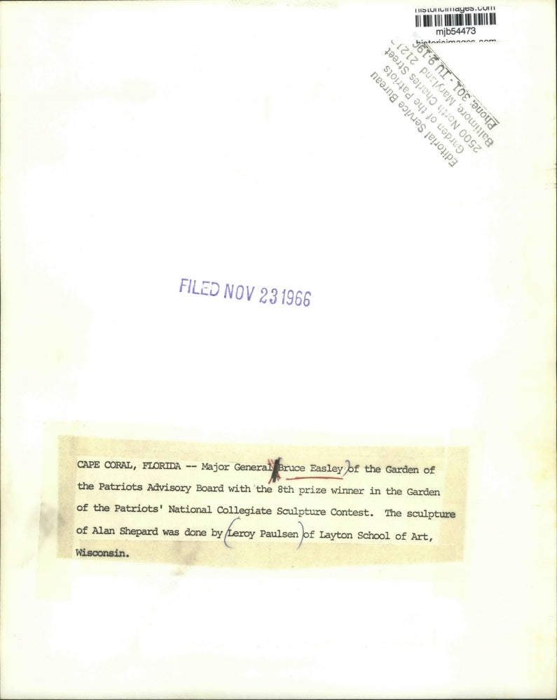 1966 Press Photo Major Gen. Bruce Easley stands by Alan Shepard bust in Florida