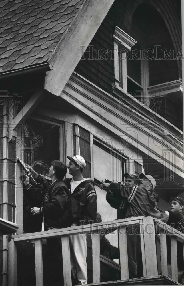 1993 Press Photo Milwaukee&#39;s Marquette University HS helps winterize N 36th St.- Historic Images