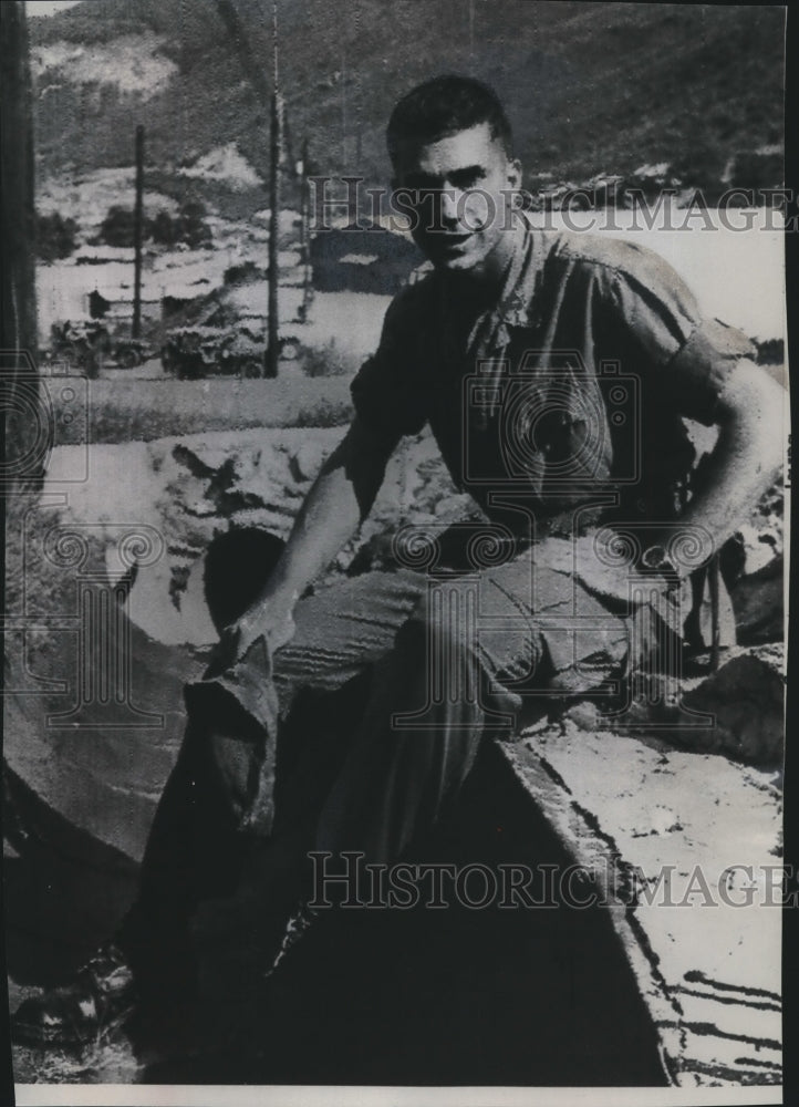 Load image into Gallery viewer, 1968 Press Photo Marine Capt. Charles S. Robb relaxing at Da Nang, South Vietnam
